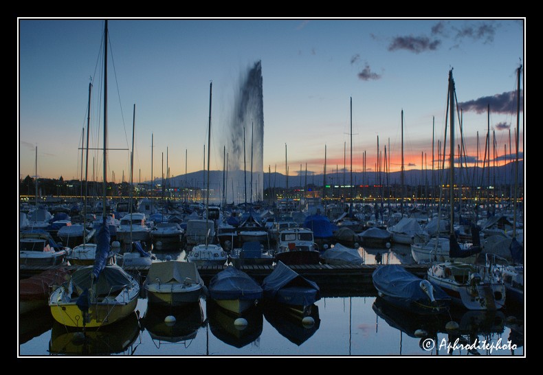 091 Le port des Eaux Vives au crépuscule